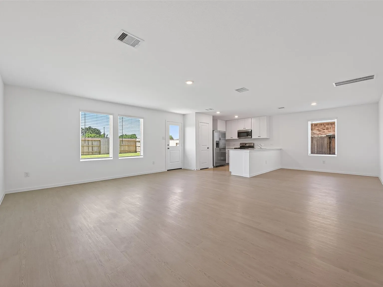 4 bed, 2.5 bath, 2039 sqft, $2,350 — Photo 4