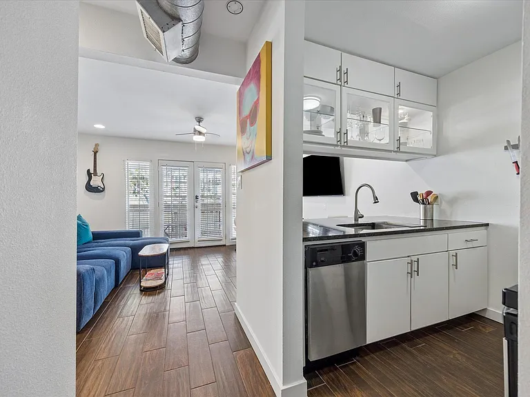 1510 W 6th St #206 — Photo 2