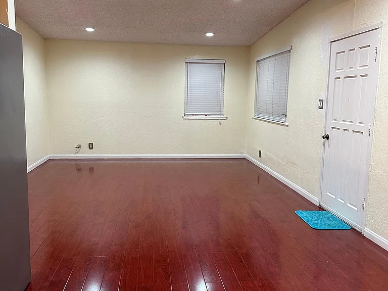 656 E Duane Ave — Photo 3
