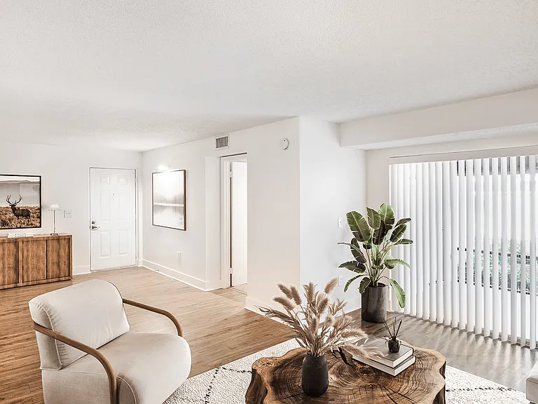 Coconut Palm Club Apartments — Photo 39