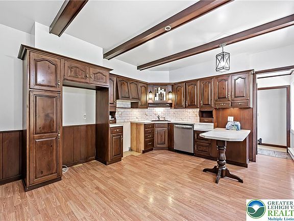 5th image of 102 S Whiteoak St