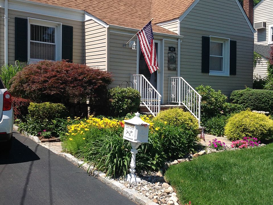 2nd image of 473 Sutton Ave