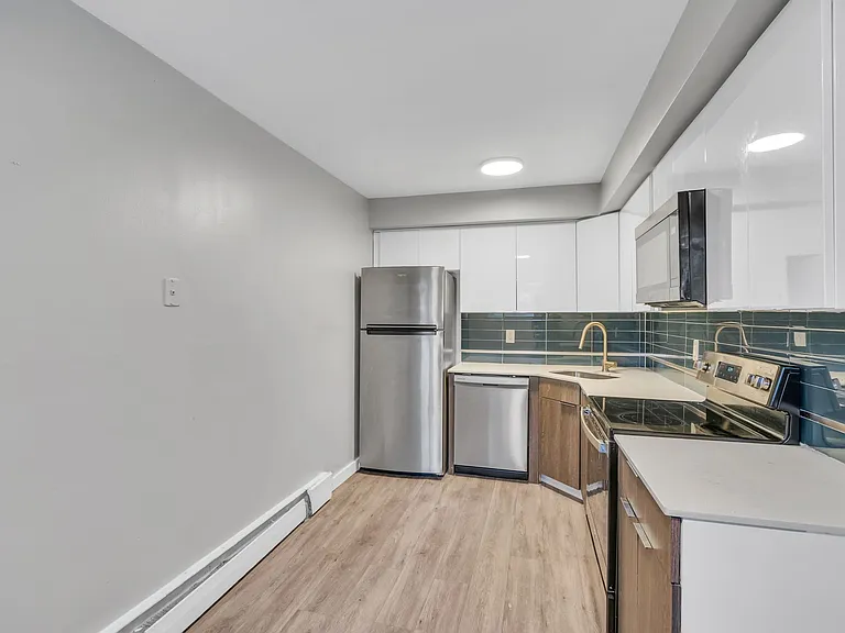 Tremont Court Apartments — Photo 20