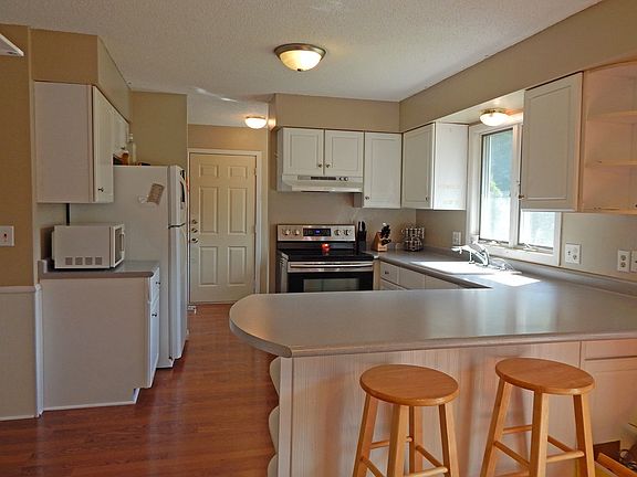 Kitchen with Breakfast Bar