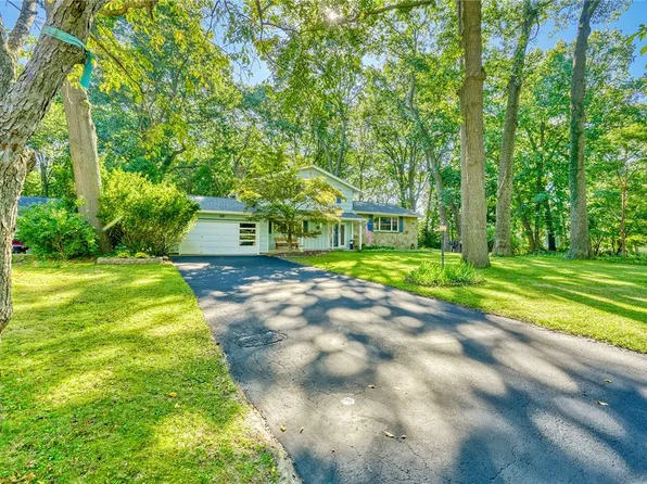 696 Summit Dr, Webster, NY 14580