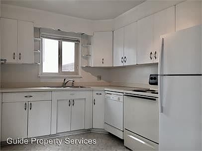 3rd image of 3261 Franklin Ave E APT 5
