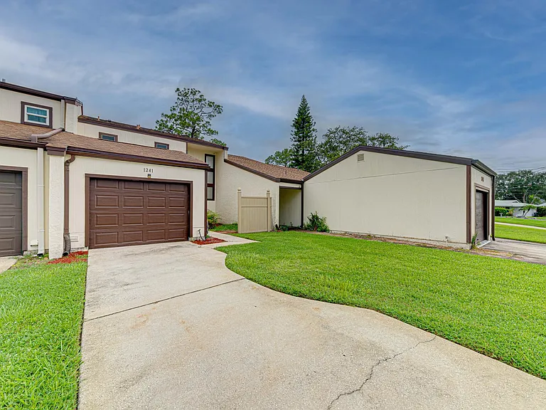 1241 Saint Andrews Dr — Photo 3