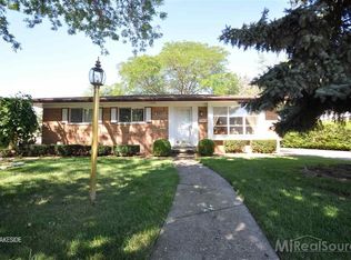 29877 Newport Dr, Warren, MI 48088