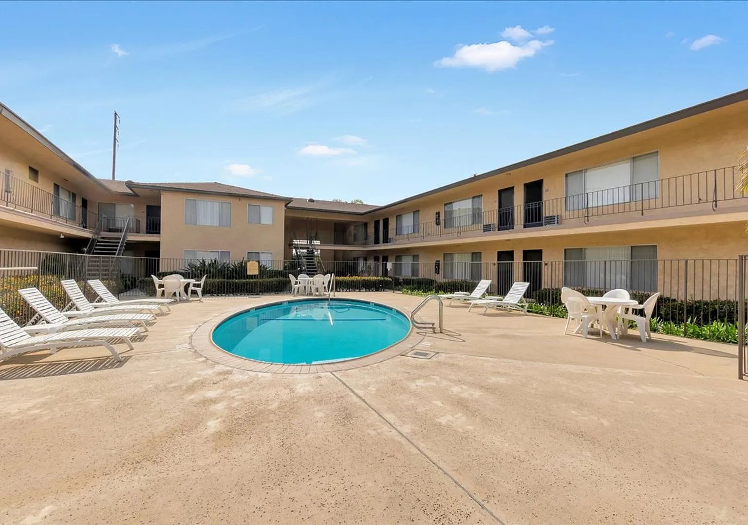 LA GRANADA APARTMENTS — Photo 4
