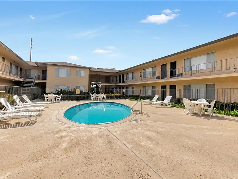 LA GRANADA APARTMENTS — Photo 4