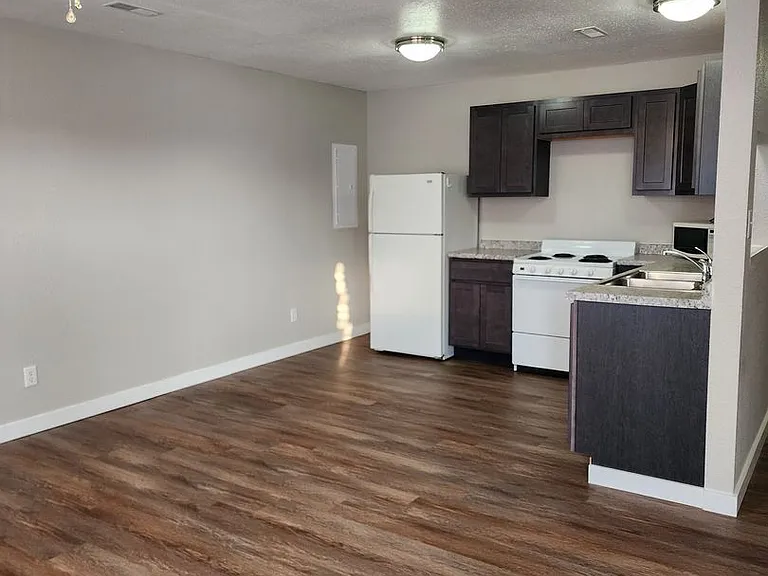 417 Albert St — Photo 2