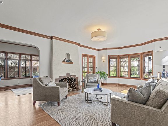 4th image of 3217 NE Brazee St