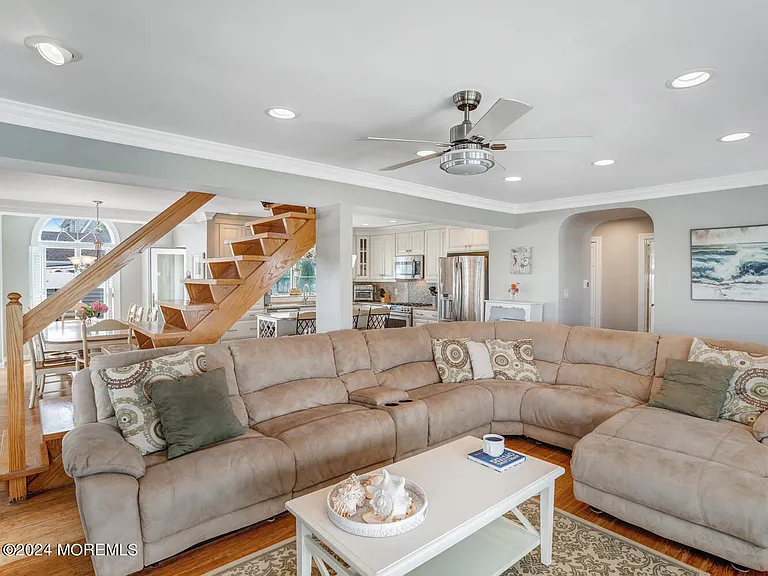 200 S Bayview Ave — Photo 12