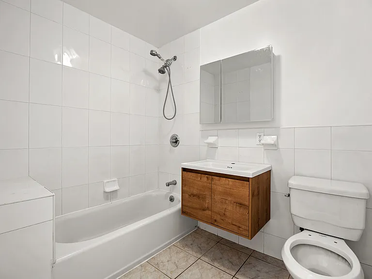 20-50 29th St #1B — Photo 4