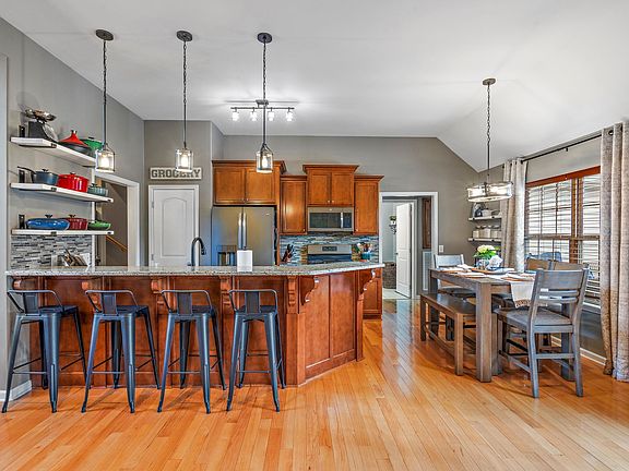 5th image of 302 Artesa Dr