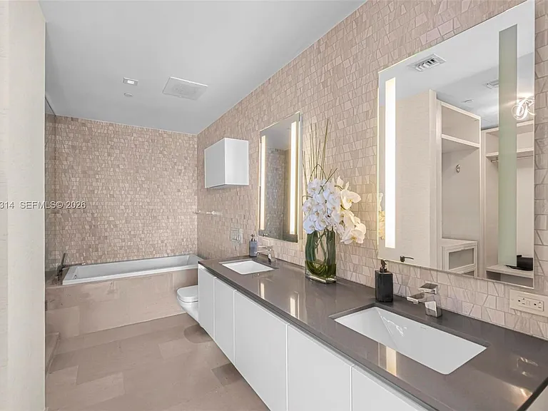 88 SW 7th St #3806 — Photo 9