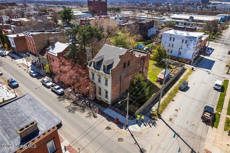 3rd image of 371 2nd Street