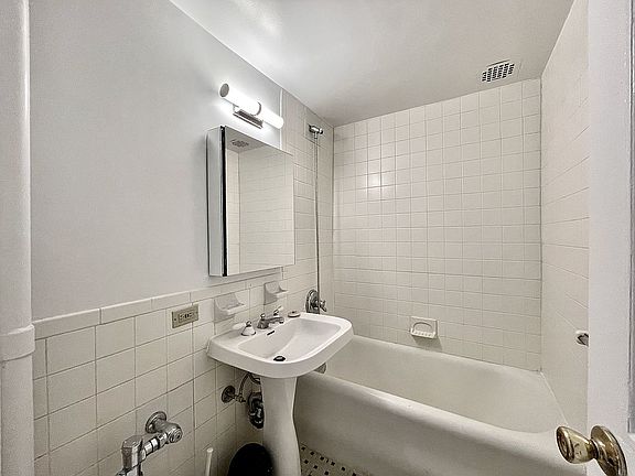 3rd image of 25 Tudor City Pl APT 406