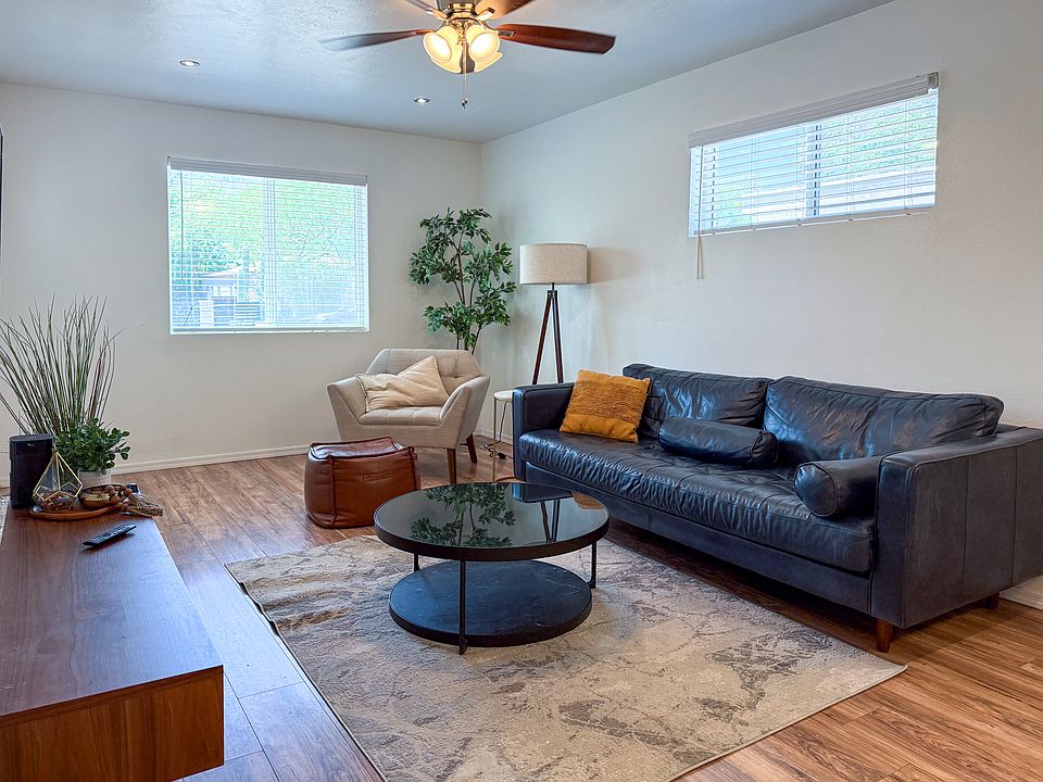 Living room w ceiling fan