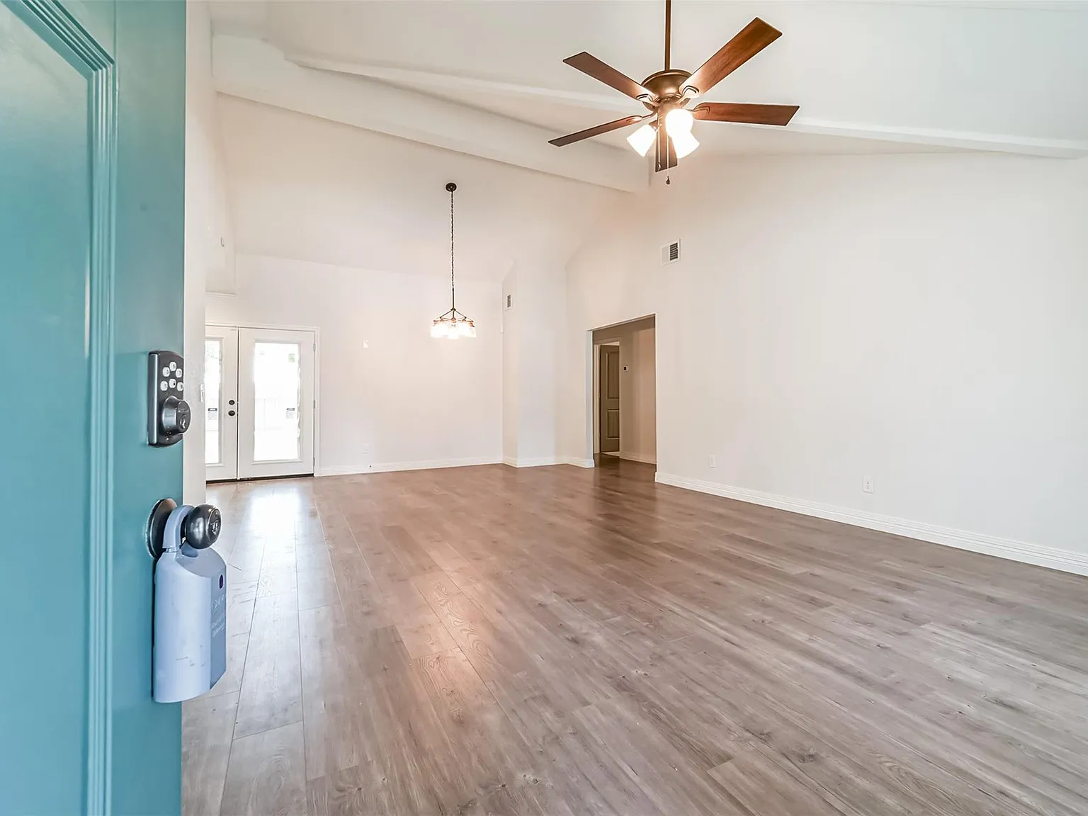 3 bed, 1.5 bath, 1453 sqft, $2,050 — Photo 4