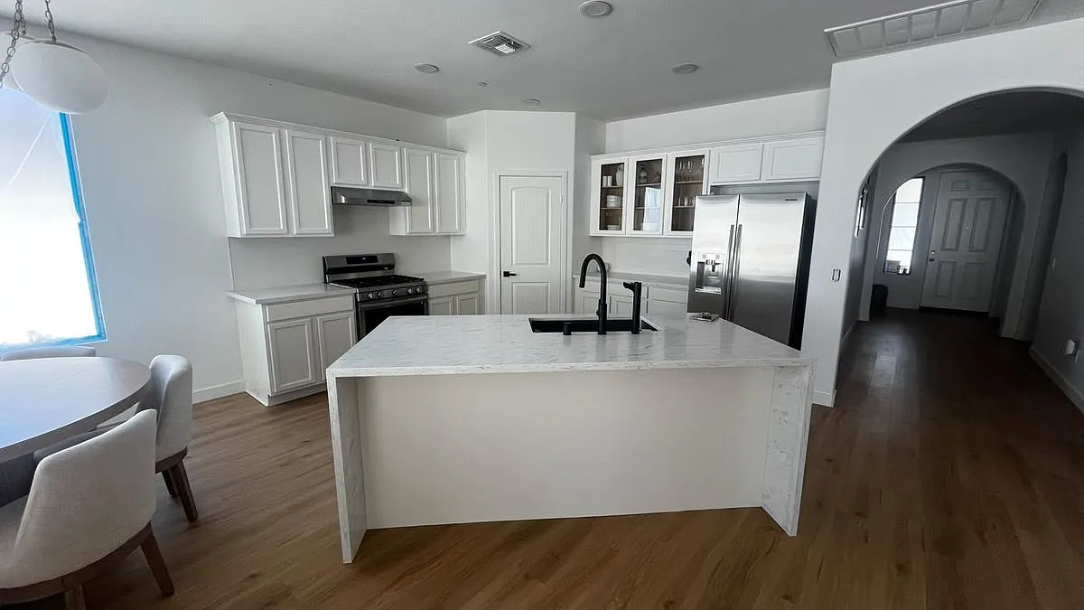 4 bed, 2.0 bath, 1959 sqft, $3,900 — Photo 2