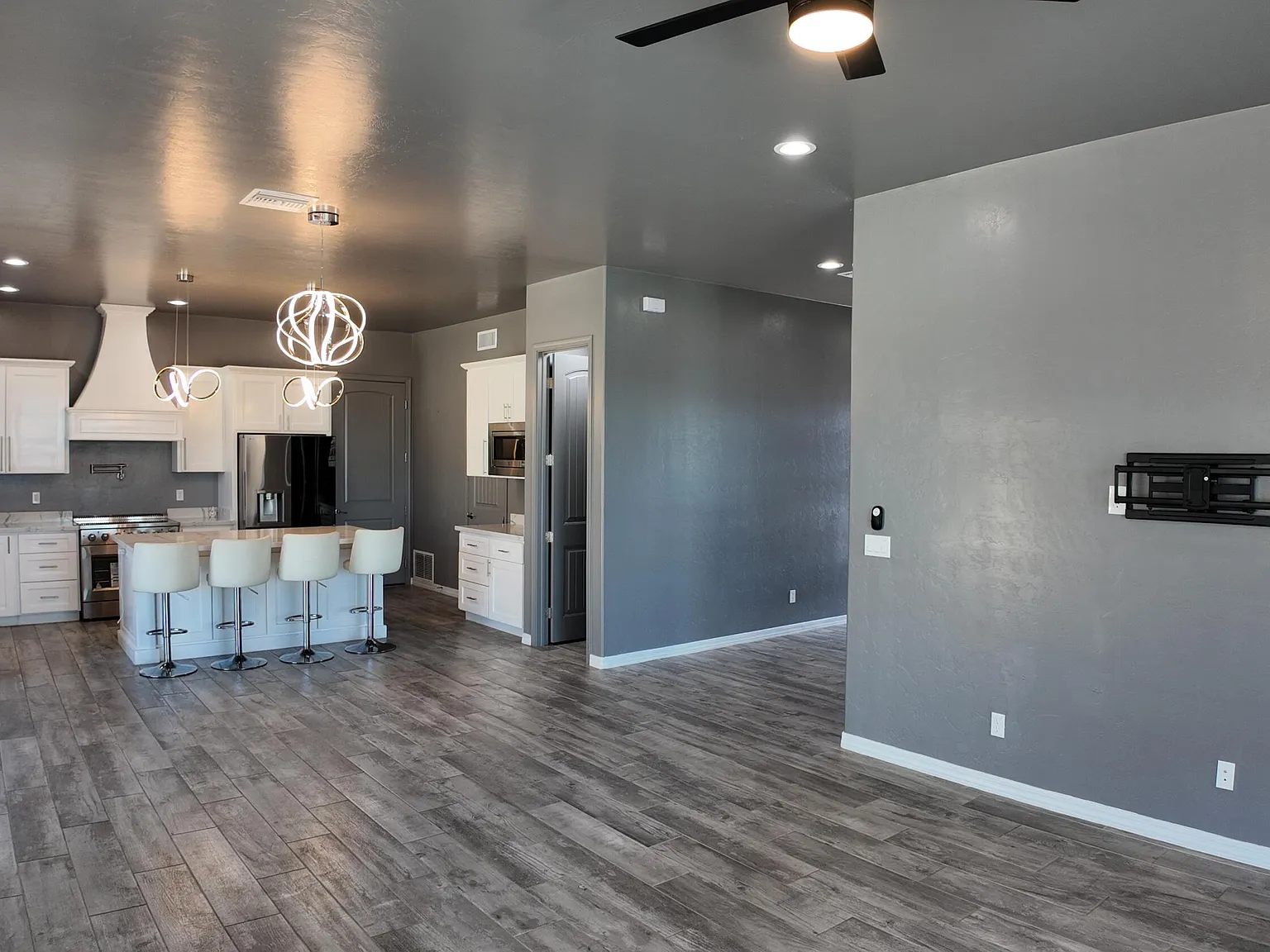 4 bed, 4.0 bath, 2870 sqft, $2,900 — Photo 2