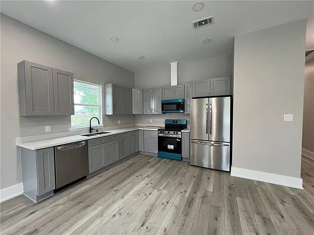 409 E 1st St #A/B — Photo 6