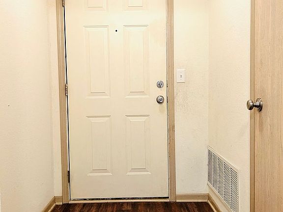 4th image of 913 Westridge Dr #17