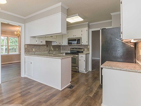 4th image of 204 N Pointe Dr
