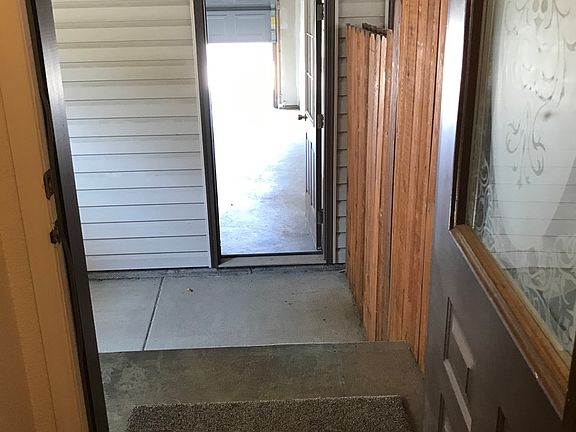 Covered breezeway between garage and front door
