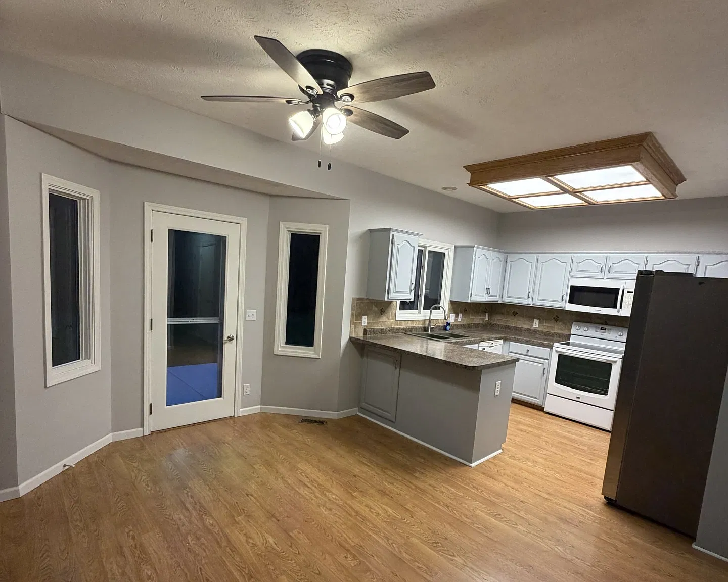5 bed, 3.5 bath, 3135 sqft, $2,700 — Photo 2