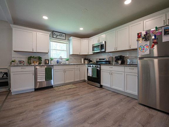 2nd image of 3016 Oakwood St