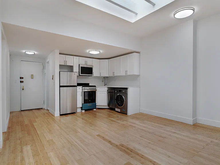 350 W 47th St #Penthouse 5A — Photo 3