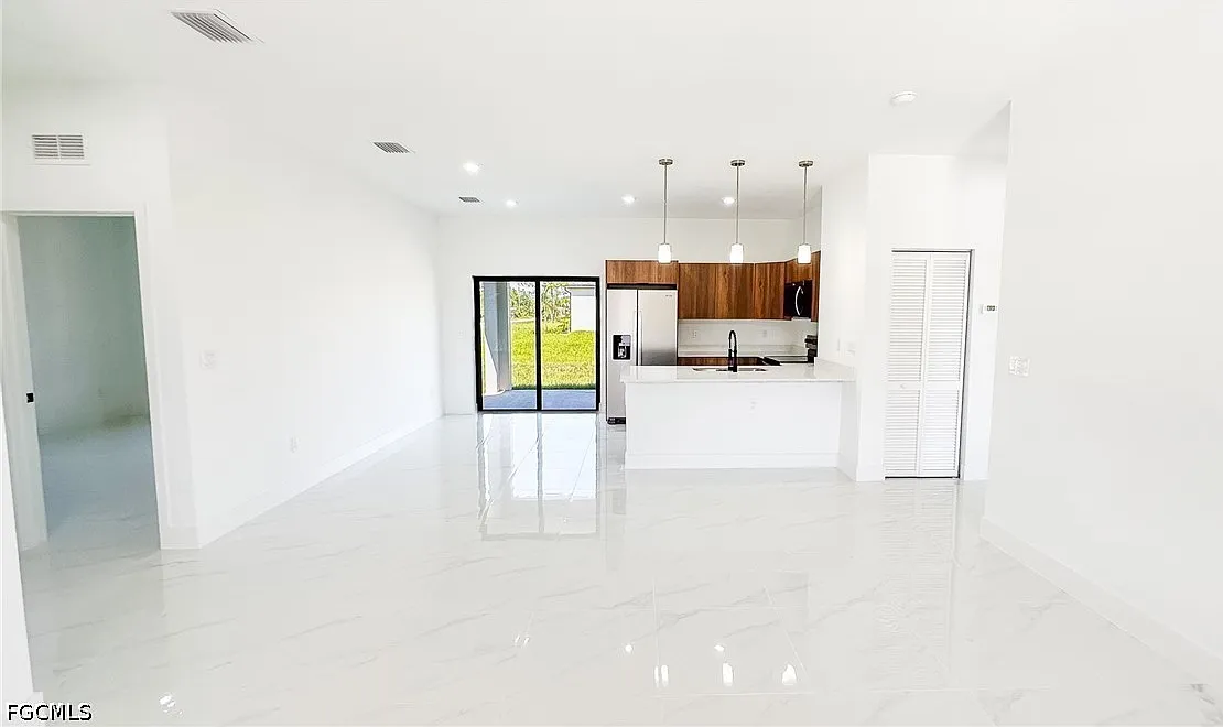 3 bed, 2.0 bath, 1294 sqft, $2,000 — Photo 3