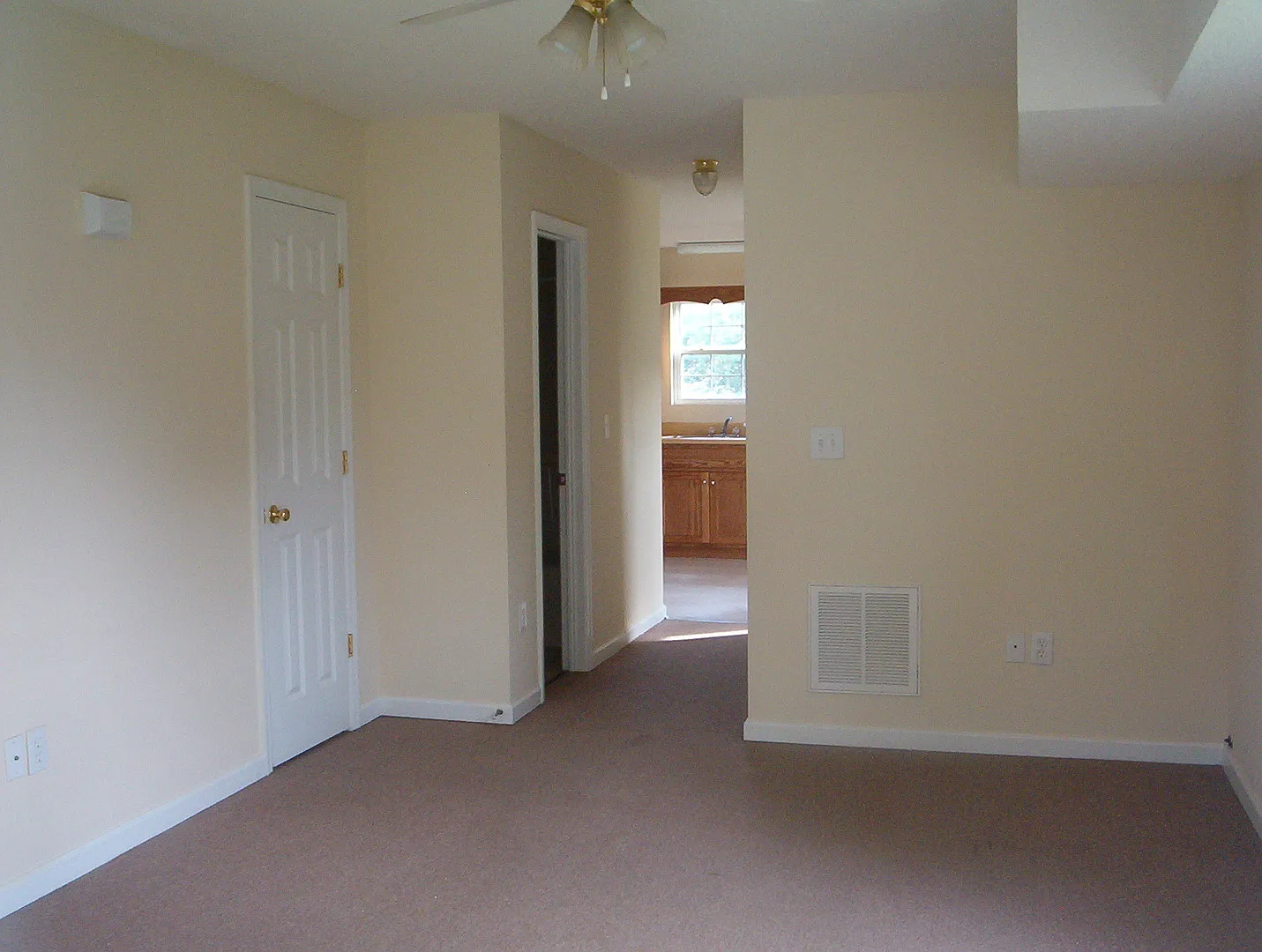 Cute home located in City Limits — Photo 4