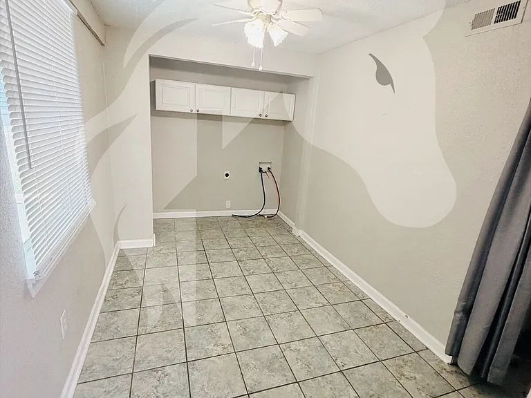 113 W Wabash Ave — Photo 19