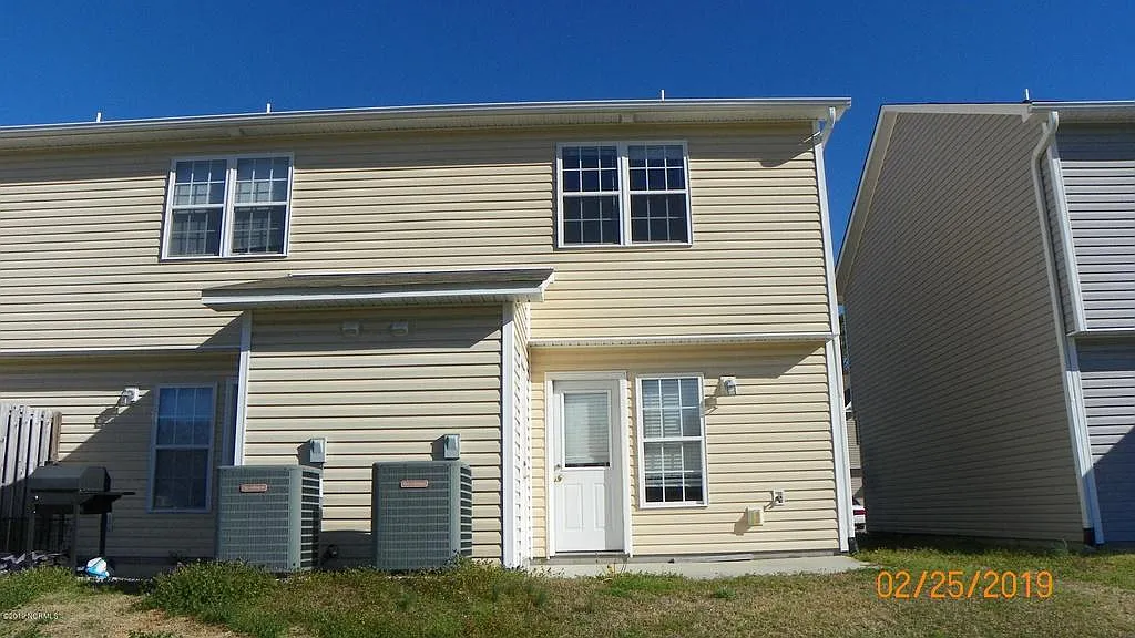 2 bed, 2.5 bath, 896 sqft, $1,225 — Photo 1