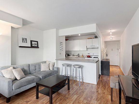 3rd image of 222 W 14th St APT 6G
