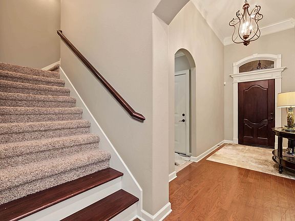5th image of 9 Forest Valley Ln