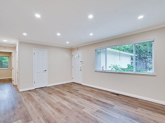 3rd image of 691 Arbutus Ave