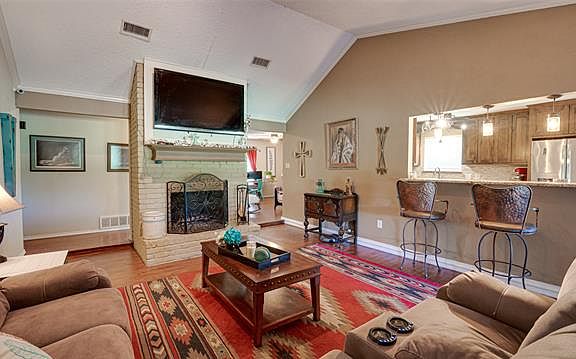 4th image of 307 Country Club Dr