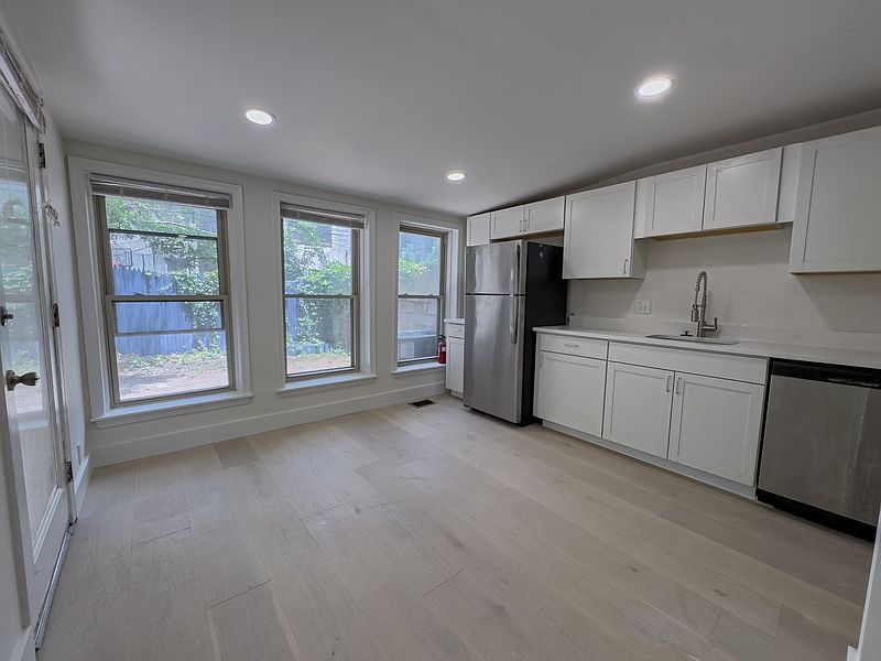 1st image of 1919 Mount Vernon St #1R
