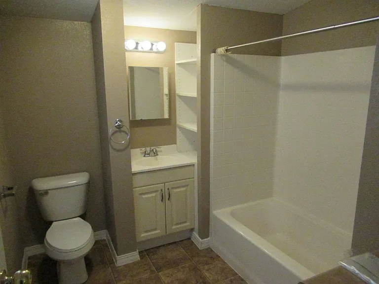 1320 Oak St — Photo 10