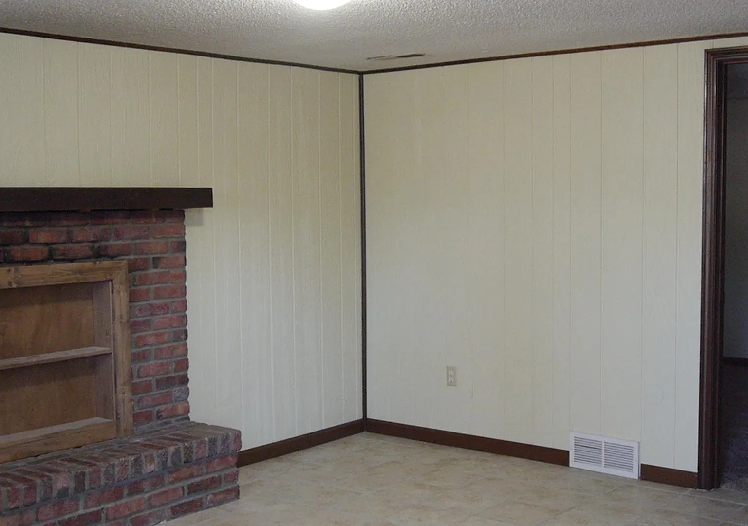 3 bed, 1.5 bath, 1200 sqft, $1,300 — Photo 2