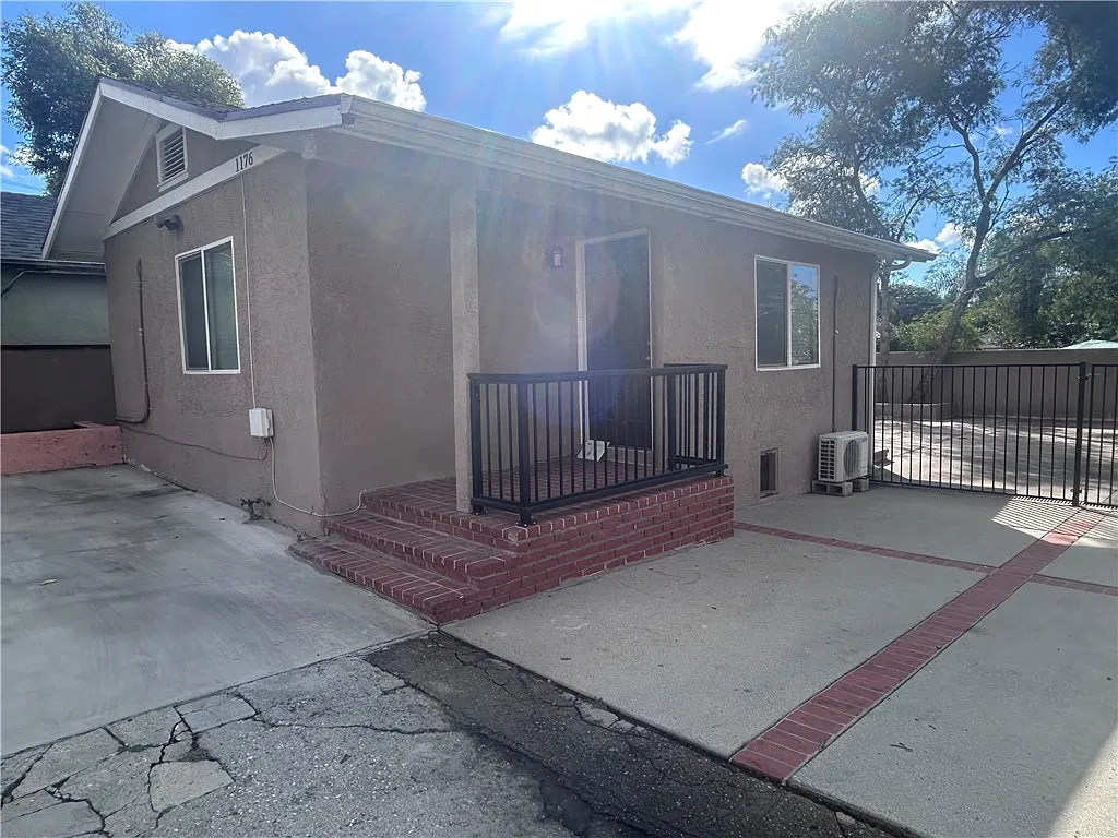 2 bed, 604 sqft, $2,350 — Photo 2