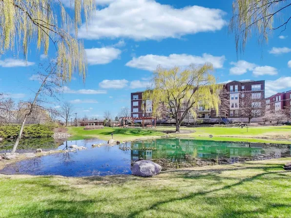 715 Astor Ln Unit 307, Wheeling, IL 60090