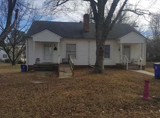 316 E Dolphin St, Siler City, NC 27344