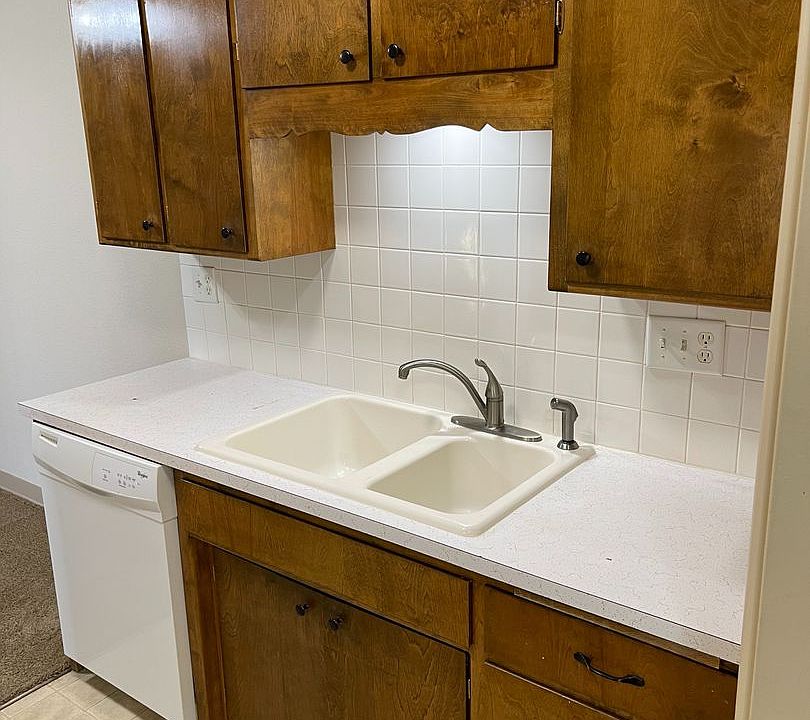 1st image of 601 6th St E #4