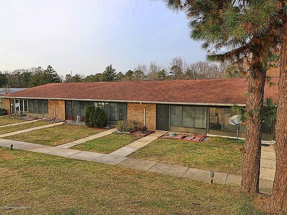 3rd image of 15 E Yorkshire Ct