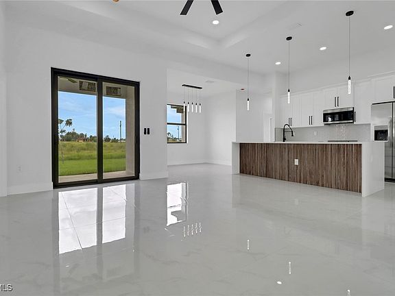 3rd image of 1004 NE 43rd Terrace Cpe